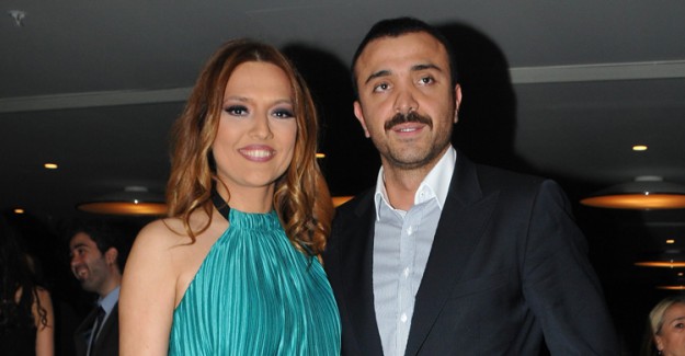 Demet Akalın Ve Okan Kurt 'Uzaylı Dansı' Akımına Uydu!