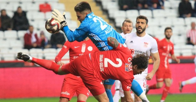 Demir Grup Sivasspor Avantajı Kaptı!
