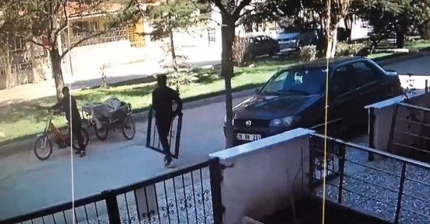 Demir Kapıyı Göz Açıp Kapayıncaya Kadar Çaldılar