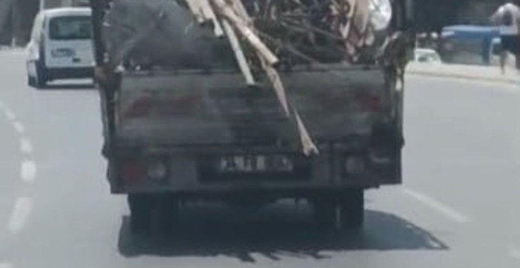 Demir yüklü kamyonetin tehlikeli yolculuğu kamerada