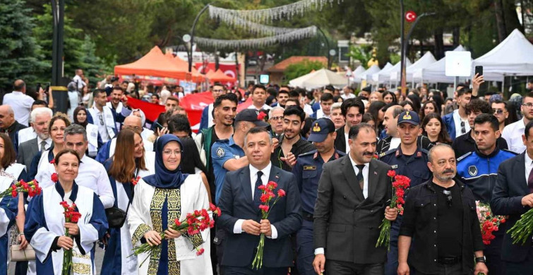 Demirci Eğitim Fakültesi ve MYO'da Mezuniyet Sevinci