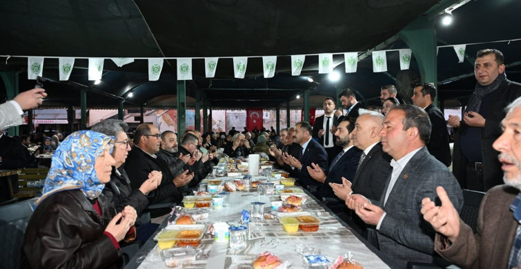 Demirci'de 5 Bin Kişi Geleneksel İftar Sofrasında Bir Araya Geldi