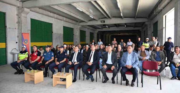 Demirci'de Reflektör Dağıtımı ve Trafik Bilgilendirmesi