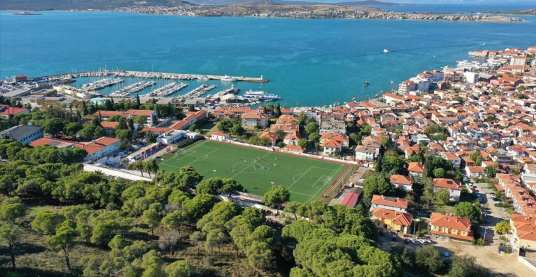 Deniz Manzaralı Ağaç Gölgesinde Maç Keyfi: Hüsnü Uğural Stadı