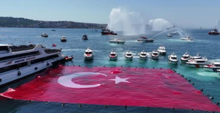 Denizcilik ve kabotaj bayramı’nın 100. yılı İstanbul Boğazı’nda dev Türk bayrağı ile kutlandı