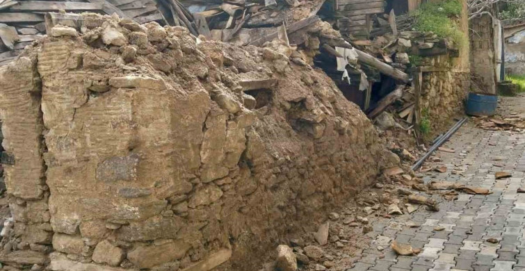 Denizli Buldan'da Metruk Ev Çöktü