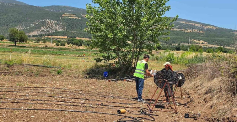 Denizli Büyükşehir tarımla uğraşan işçilere soğuk su ve limonata ikram etti