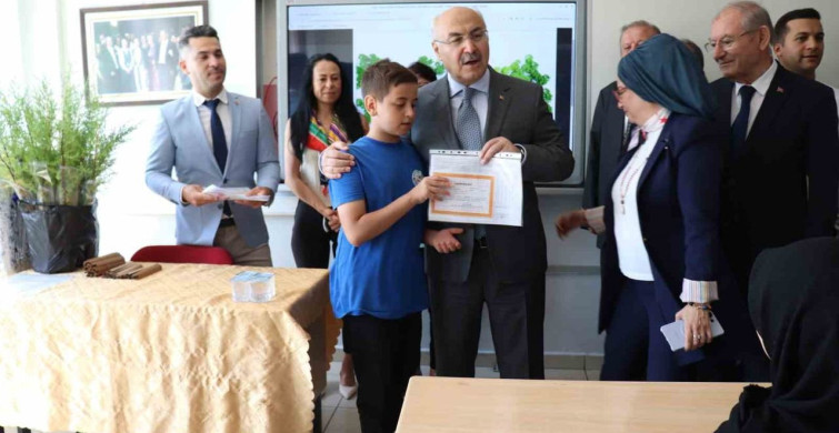 Denizli'de 180 bin öğrenci karne sevinci yaşadı