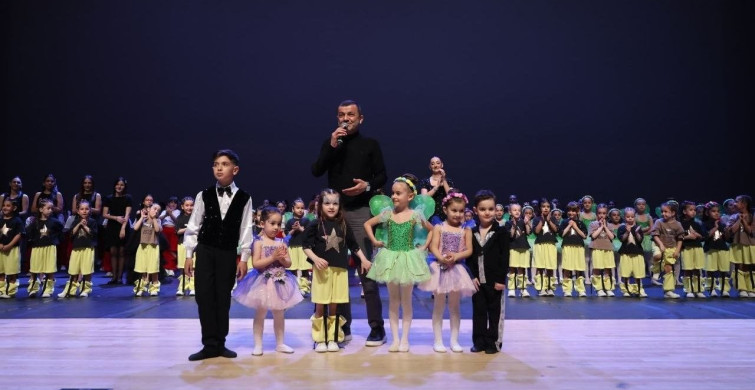Denizli'de 23 Nisan Coşkusu Miniklerin Performanslarıyla Başladı