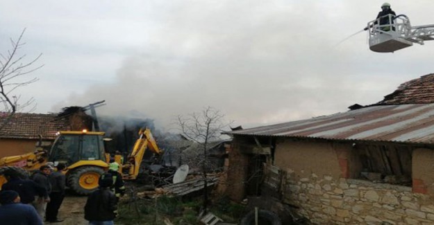Denizli'de 4 Ev Alevlere Teslim
