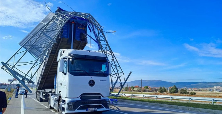 Denizli'de Açık Dorse Trafik Levhasına Çarptı