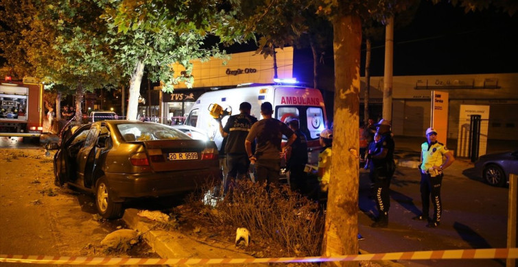 Denizli'de Ağaca Çarpan Otomobilde İki Ölü, Sürücü Ağır Yaralı