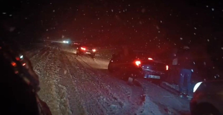 Denizli'de Bahar Yağmuru Yerini Karlara Bıraktı