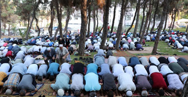 Denizli'de Depremzedeler Bayram Namazını Açık Alanda Kıldı