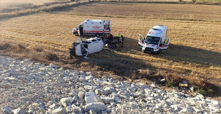 Denizli'de Hafif Ticari Araç Devrildi: 6 Yaralı