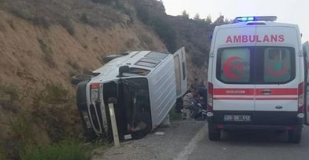 Denizli'de Minibüs Devrildi: 1'i Bebek 9 Kişi Yaralandı
