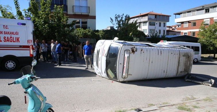 Denizli'de Minibüs ve Otomobil Kaza Yaptı