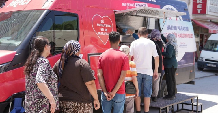 Denizli’de pazar yerlerinde müzik ve ikram sürprizi