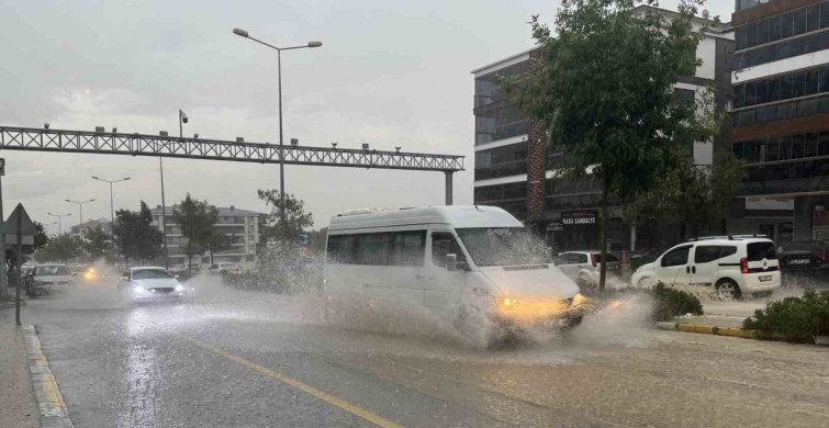 Denizli'de şiddetli yağış trafikte aksamalara yol açtı
