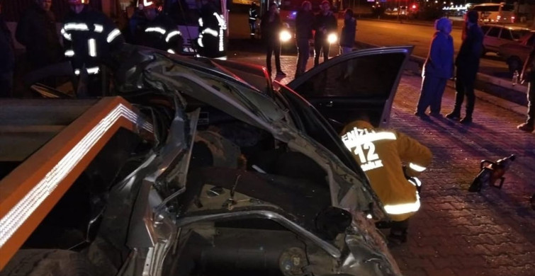 Denizli'de Tır Dorsesine Çarpan Otomobil Kazası