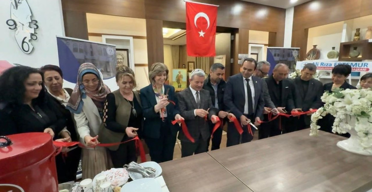 Denizli'de Yoğun İlgiyle Açılan 'İz Bırakanlar' Sergisi