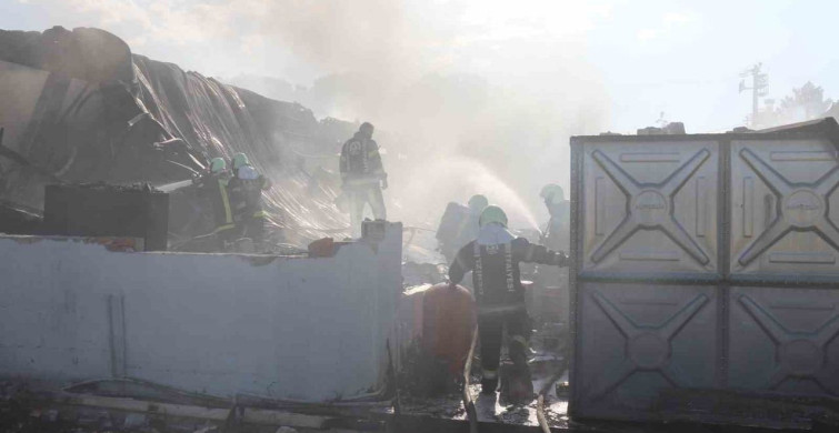 Denizli'deki Kauçuk Fabrikası Yangını 3 Saatte Kontrol Altına Alındı