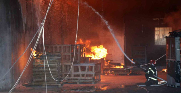 Denizli'deki Kauçuk Fabrikasında Yangın Devam Ediyor