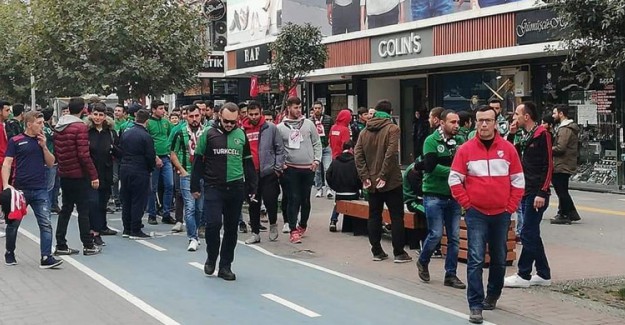Deplasmana Giden Denizlispor Taraftarlarını Taşıyan Aracın Lastiği Yandı!