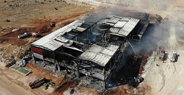Depo Yangını Ancak 15 Bin Ton Su İle Durdurulabildi