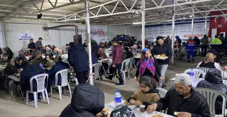 Deprem bölgesi Ramazan’a merhaba dedi: İlk sahur konteyner ve çadır kentte yapıldı