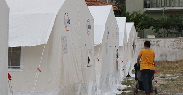 Deprem Bölgesinde Çadırda Yaşam Sürüyor