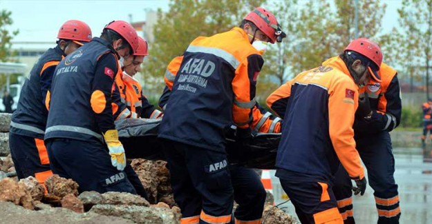 Deprem Bölgesine 1689 Çadır, 1656 Yatak Sevk Edildi