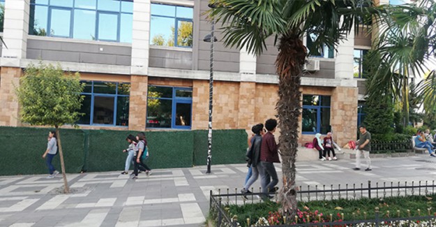 Deprem Oldu Sanan Kadın Camdan Atlamaya Çalıştı