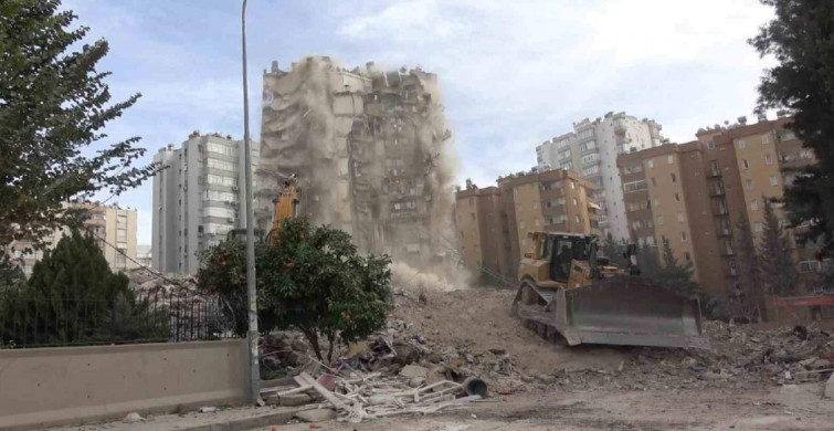 Depremde ağır hasar almıştı: Apartmanın yıkılış anı görüntülendi