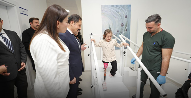 Depremde bacağını kaybeden minik zeynep proteziyle ilk adımlarını attı