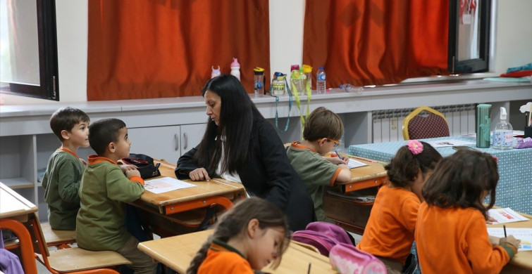 Depremde Kaybedilen Öğrenciler ve Öğretmenler İçin Buruk Bir Öğretmenler Günü