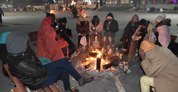 Depremden Etkilenen Elazığlılar Geceyi Dışarıda Geçirdi