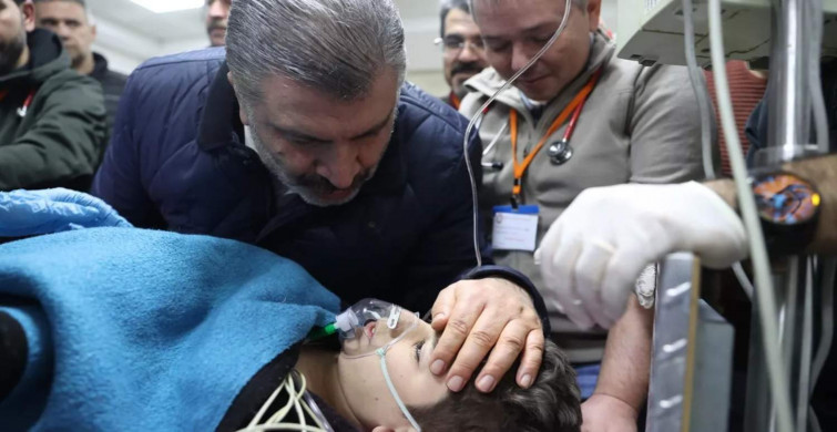 Depremin 261. saatinde çifte mucize: Bakan Koca yaralıları hastanede ziyaret etti