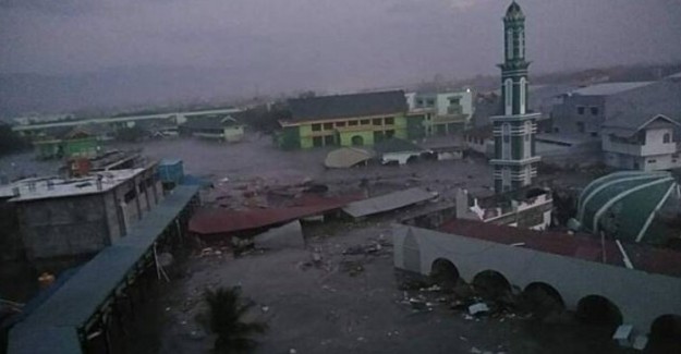 Depremin Ardından Tsunami Vurdu! Yüzlerce Ölü Var!