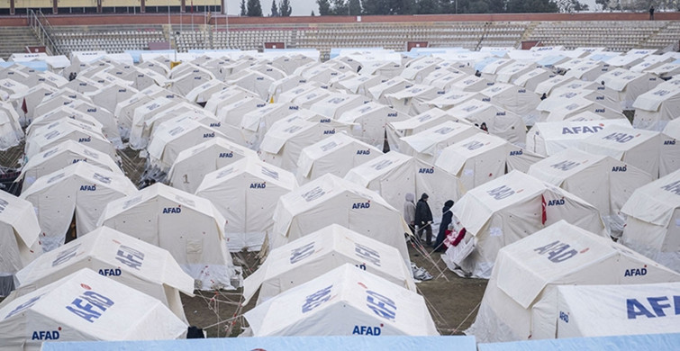 Depremzedelerin kaldığı çadırda yangın!  Ölü ve yaralılar var