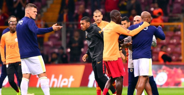 Derbi Öncesinde Donk İle Ayew Arasında Anlaşmazlık Çıktı!