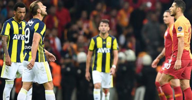 Derbide Kartlar Havada Uçuştu