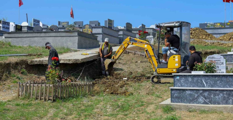 Derecik Şehir Mezarlığı’nda heyelan sonrası iyileştirme çalışmaları devam ediyor