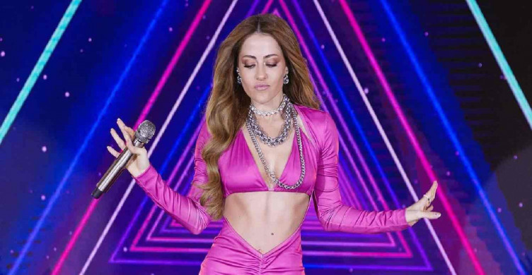 Derya Uluğ hem sesiyle hem de dekoltesiyle gönülleri fethetti! Göğüs dekolteli kıyafeti görenleri mest etti