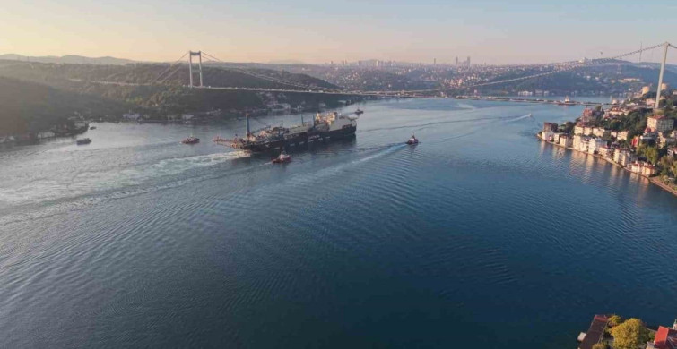 Dev boru döşeme gemisi castorone, İstanbul boğazı'ndan geçti