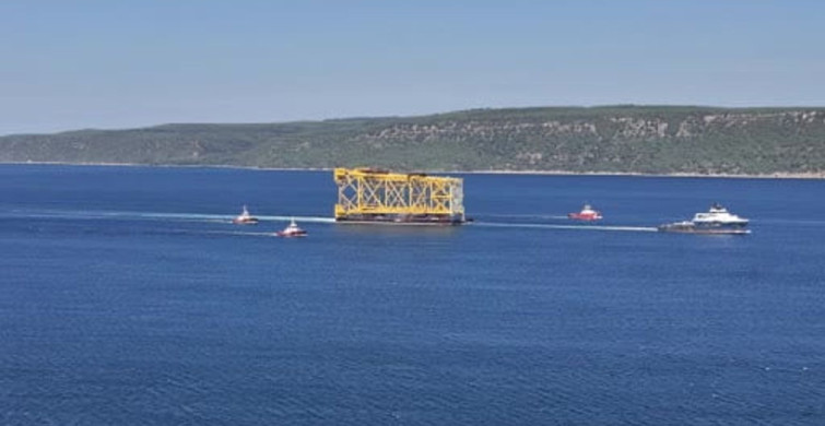 Dev sondaj platformu iskelesi Çanakkale Boğazı'ndan geçiş yaptı