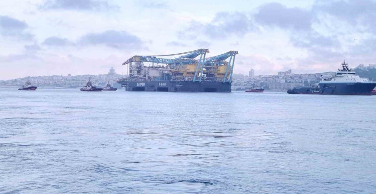 Dev vinç gemisi ‘Saipem 7000’ İstanbul Boğazı’ndan geçiyor