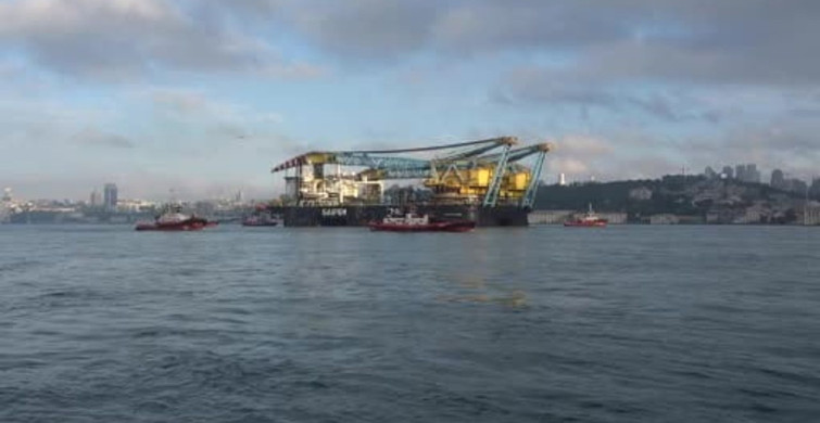 Dev vinç gemisi 'Saipem 7000' İstanbul Boğazı'ndan geçiyor