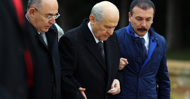Devlet Bahçeli Hasta mı? İki Kişi Koluna Girdi Öyle Yürüyebildi