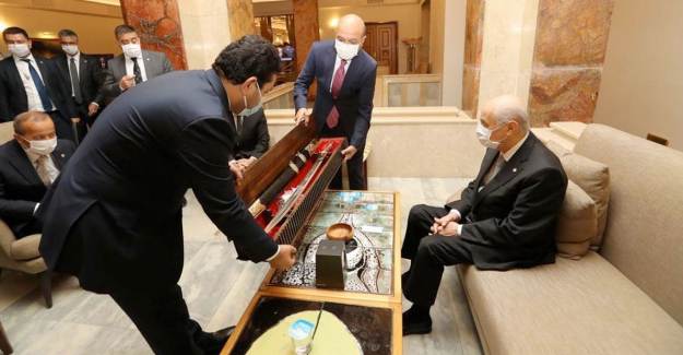 Devlet Bahçeli'ye Fetih Suresi Yazılı Kılıç Hediyesi